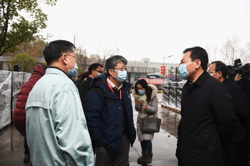 1月27日上午，南通市政府潘建华副市长率队莅临通富微电，检查进口货物疫情防控情况。